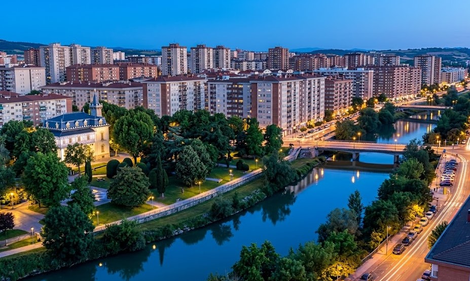 Vista urbana del municipio de Burlada y el entorno del río Arga en Navarra